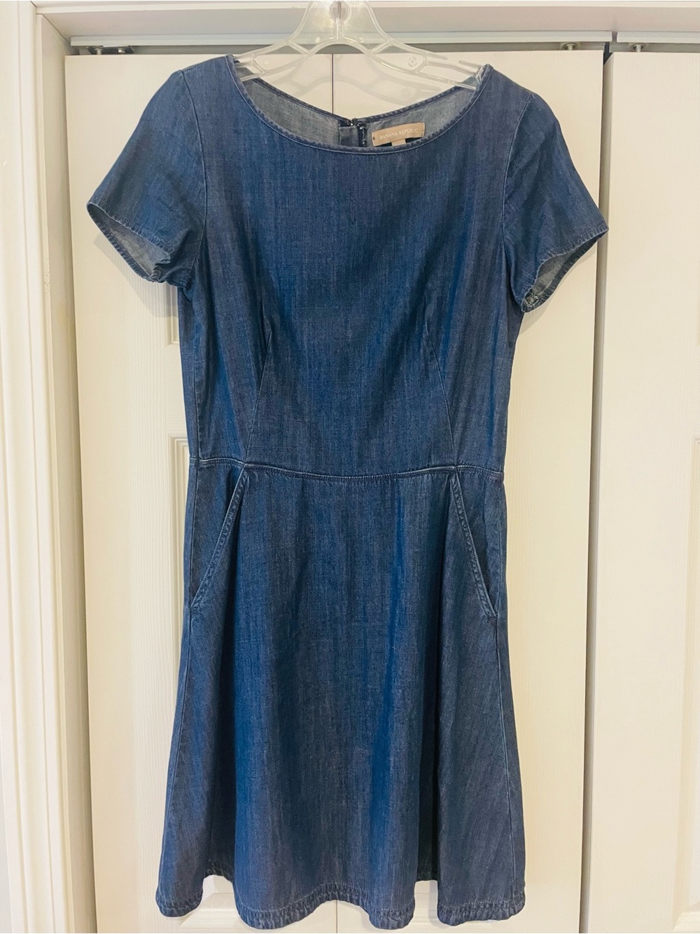 Banana Republic Short-Sleeve Denim Dress. Size 6.